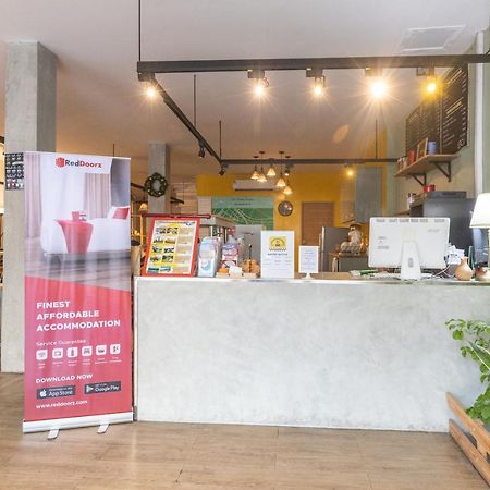 Folk Poshtel Silom Bed & Breakfast Bangkok Bagian luar foto