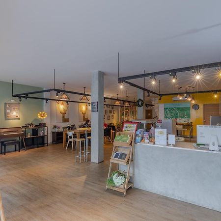 Folk Poshtel Silom Bed & Breakfast Bangkok Bagian luar foto