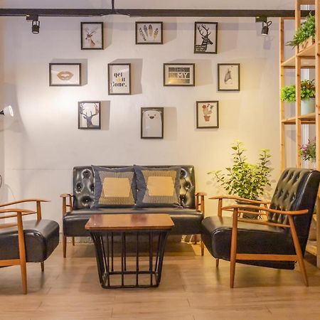 Folk Poshtel Silom Bed & Breakfast Bangkok Bagian luar foto