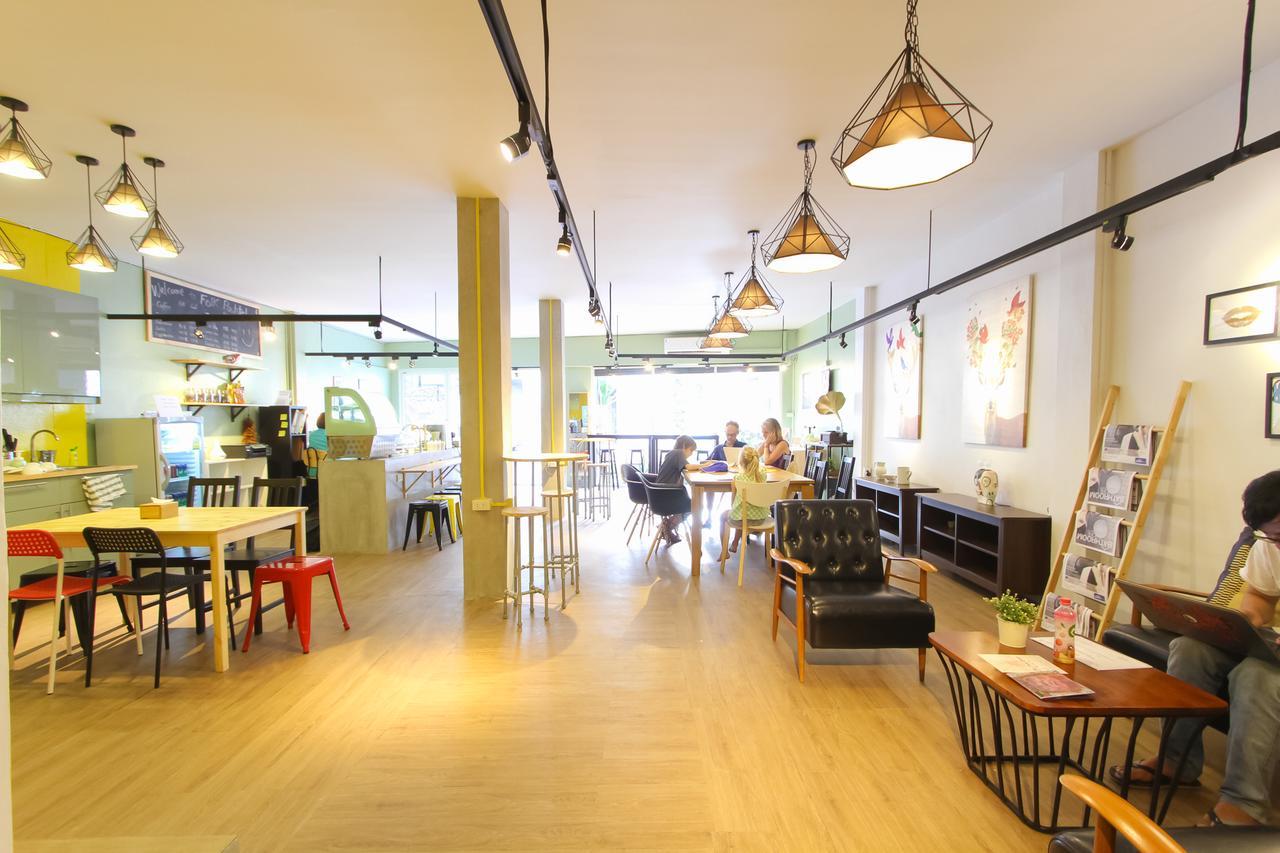 Folk Poshtel Silom Bed & Breakfast Bangkok Bagian luar foto