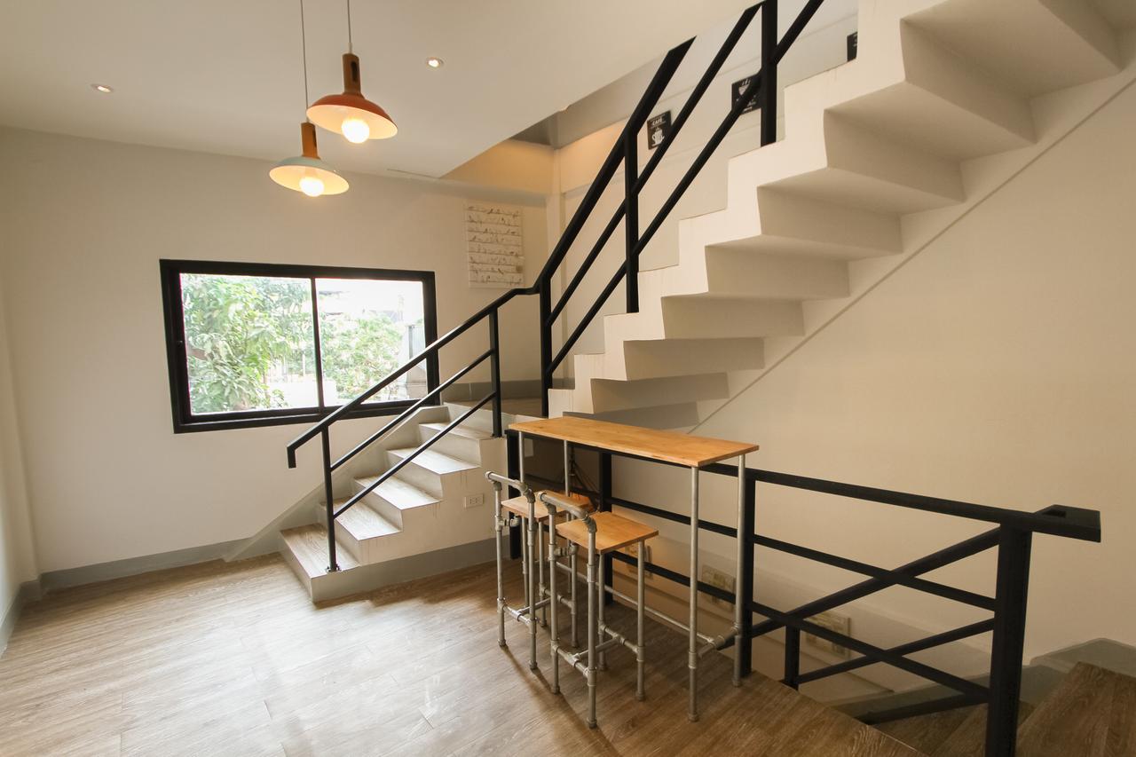 Folk Poshtel Silom Bed & Breakfast Bangkok Bagian luar foto