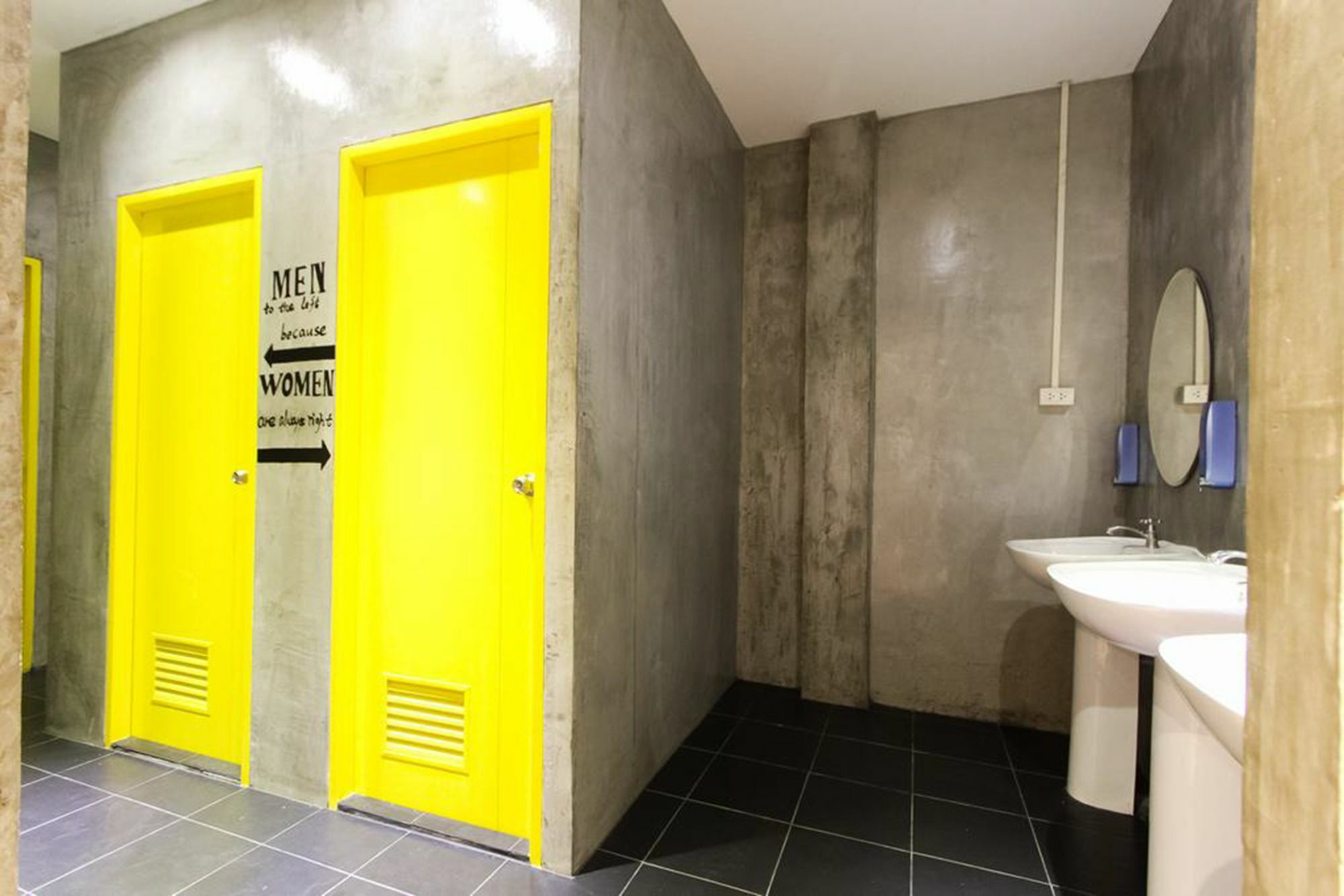 Folk Poshtel Silom Bed & Breakfast Bangkok Bagian luar foto