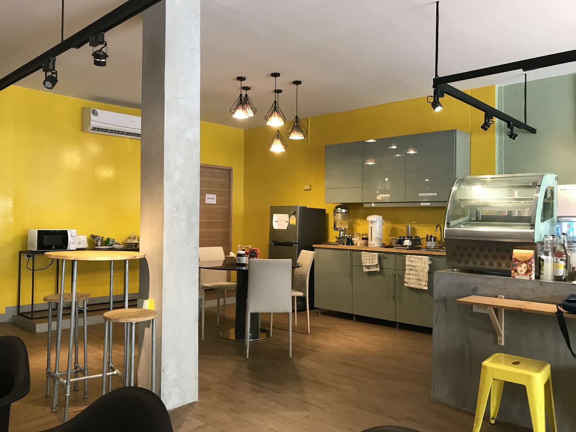 Folk Poshtel Silom Bed & Breakfast Bangkok Bagian luar foto