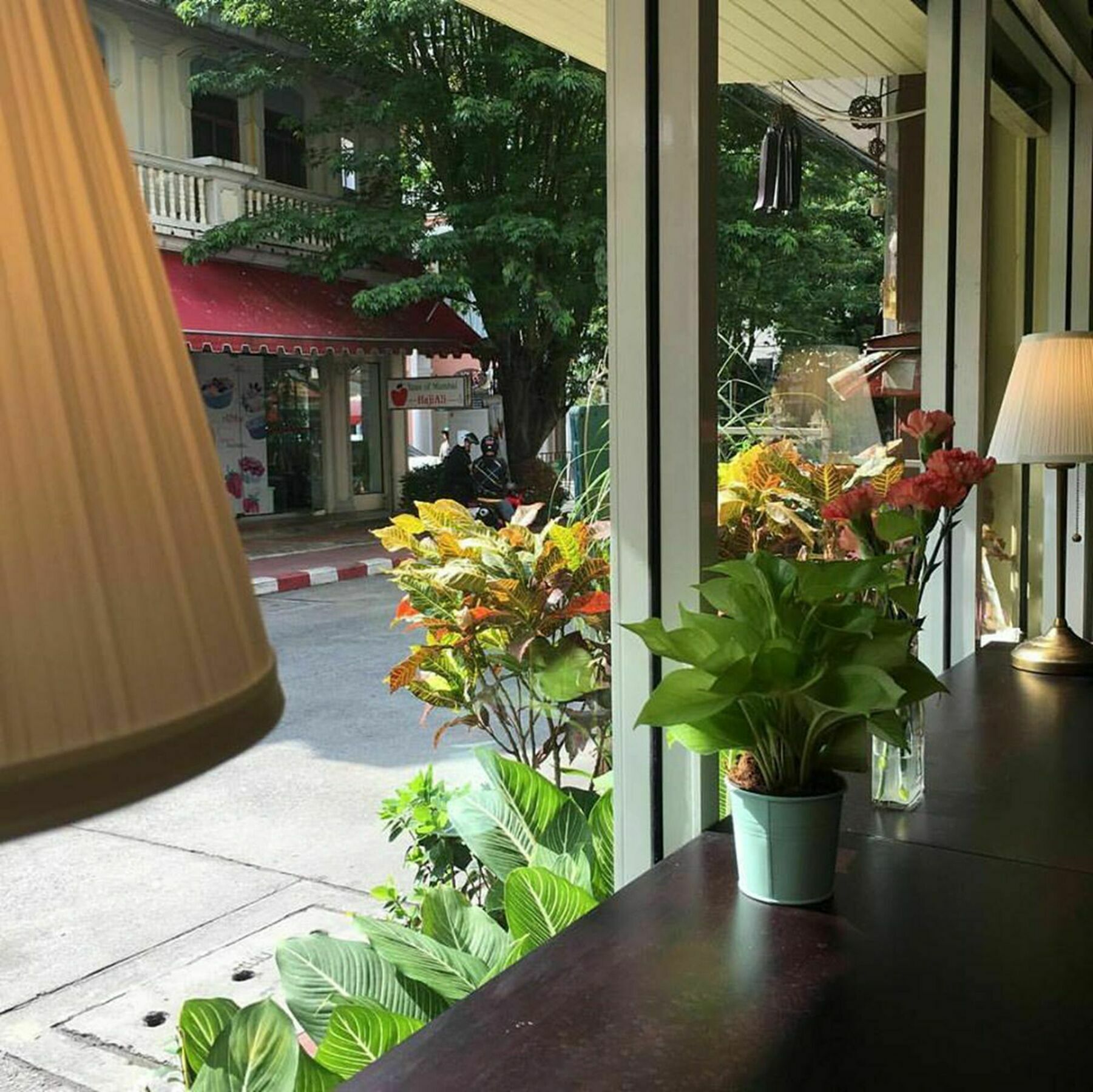 Folk Poshtel Silom Bed & Breakfast Bangkok Bagian luar foto