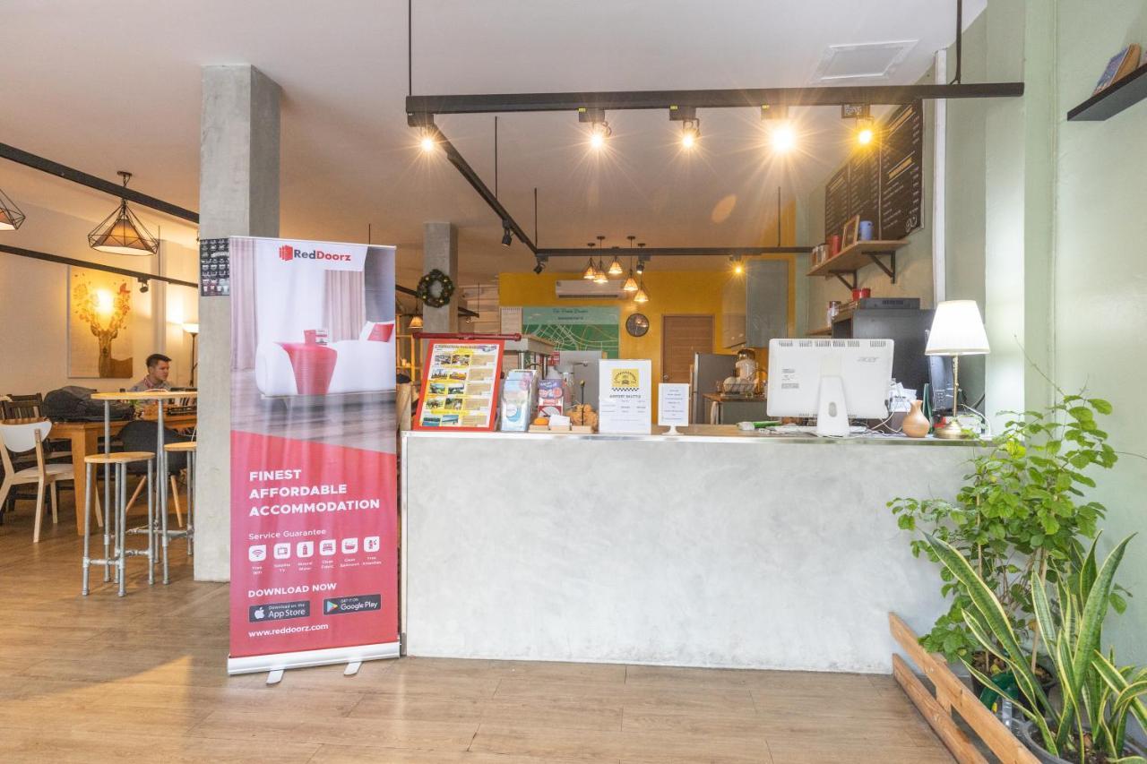 Folk Poshtel Silom Bed & Breakfast Bangkok Bagian luar foto
