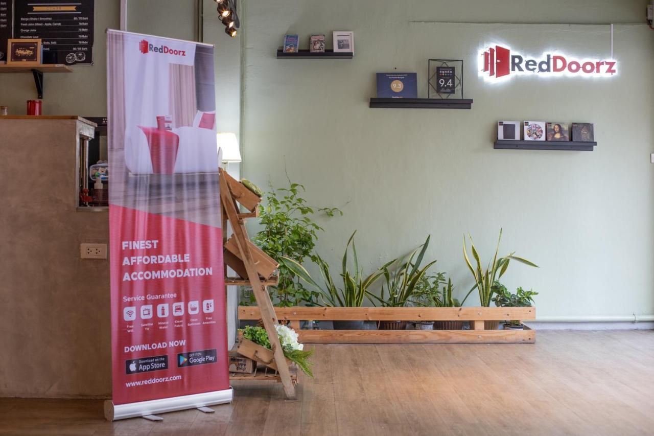 Folk Poshtel Silom Bed & Breakfast Bangkok Bagian luar foto