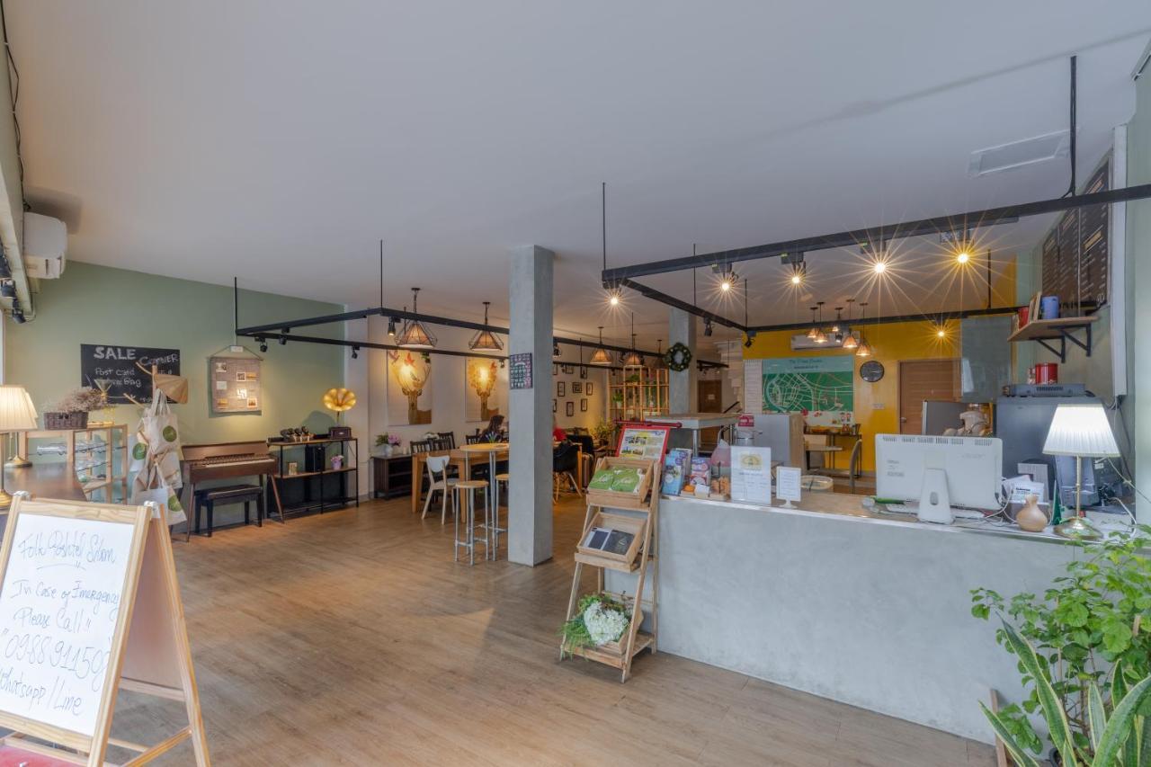 Folk Poshtel Silom Bed & Breakfast Bangkok Bagian luar foto