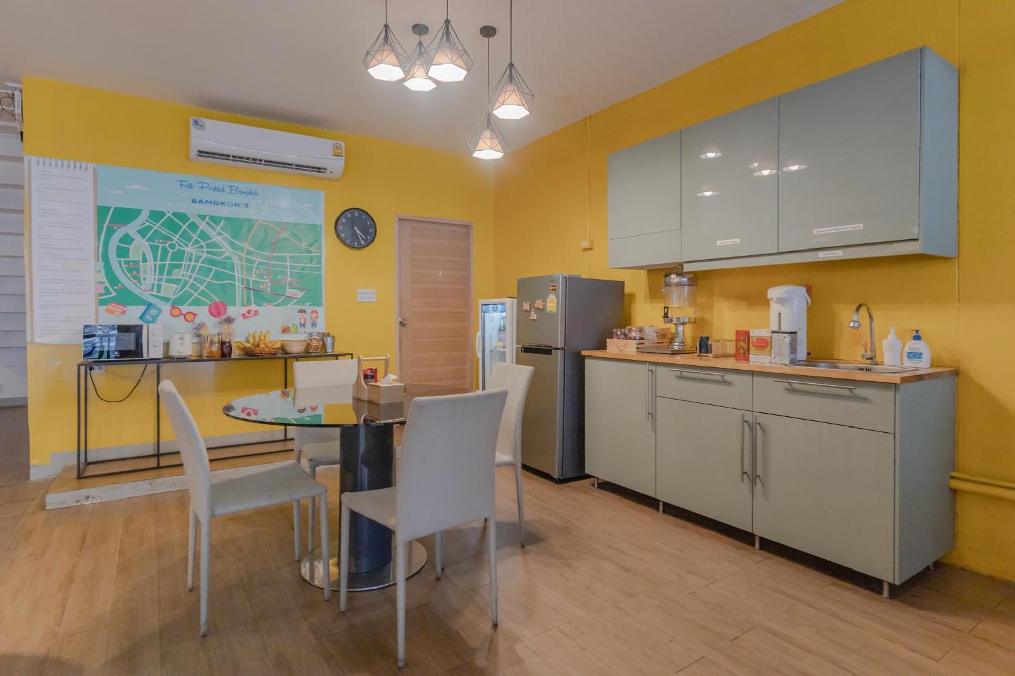 Folk Poshtel Silom Bed & Breakfast Bangkok Bagian luar foto