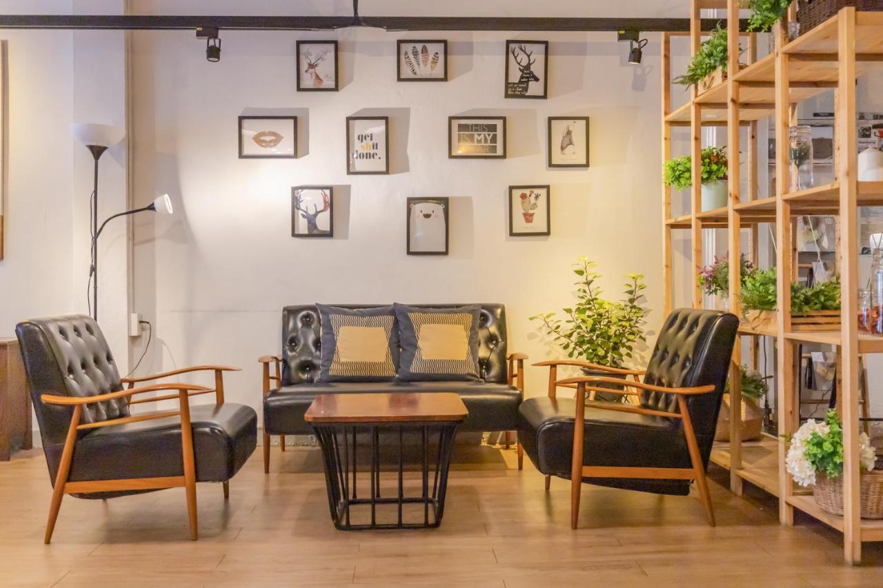 Folk Poshtel Silom Bed & Breakfast Bangkok Bagian luar foto