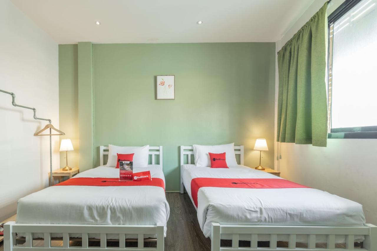 Folk Poshtel Silom Bed & Breakfast Bangkok Bagian luar foto