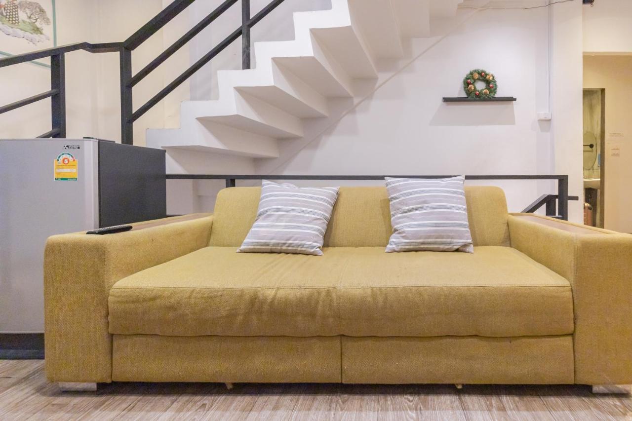 Folk Poshtel Silom Bed & Breakfast Bangkok Bagian luar foto