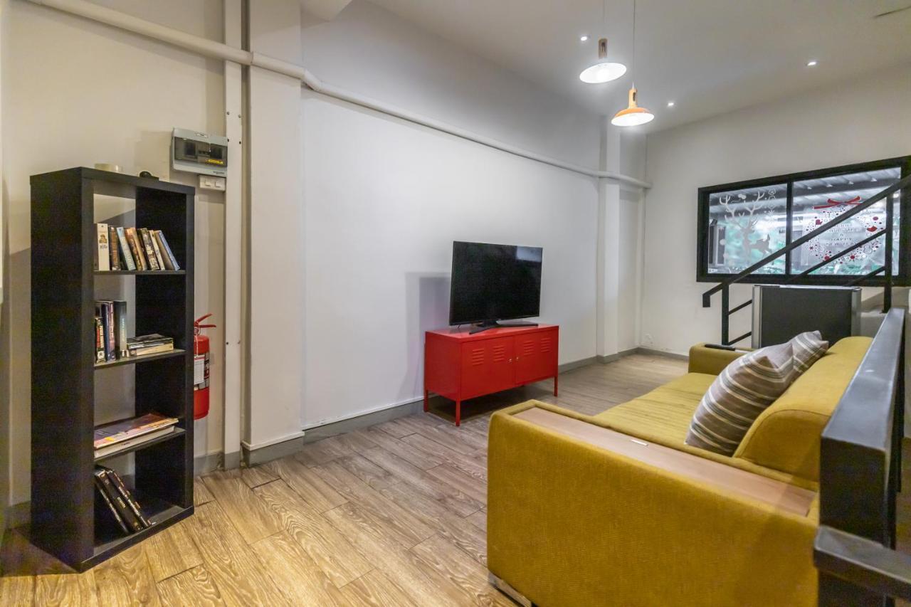 Folk Poshtel Silom Bed & Breakfast Bangkok Bagian luar foto