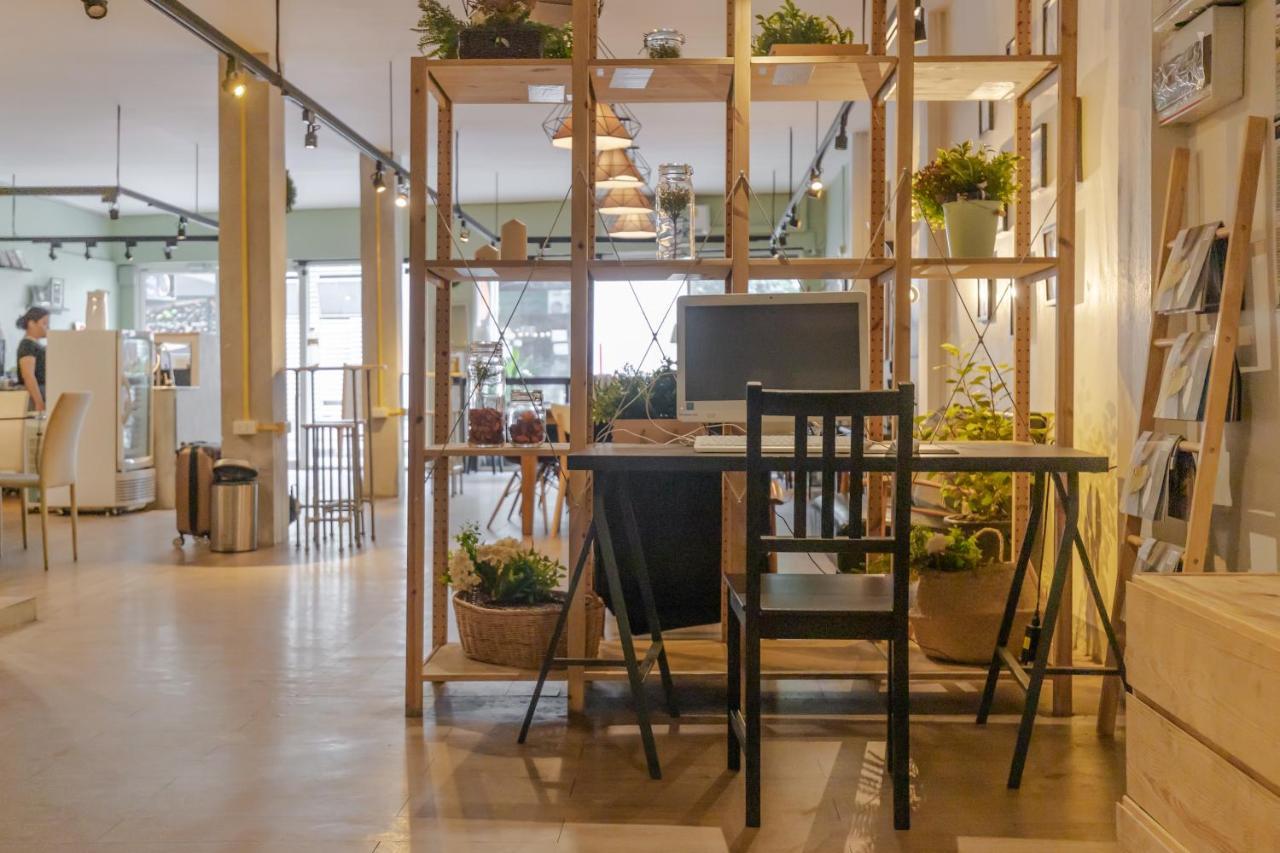 Folk Poshtel Silom Bed & Breakfast Bangkok Bagian luar foto