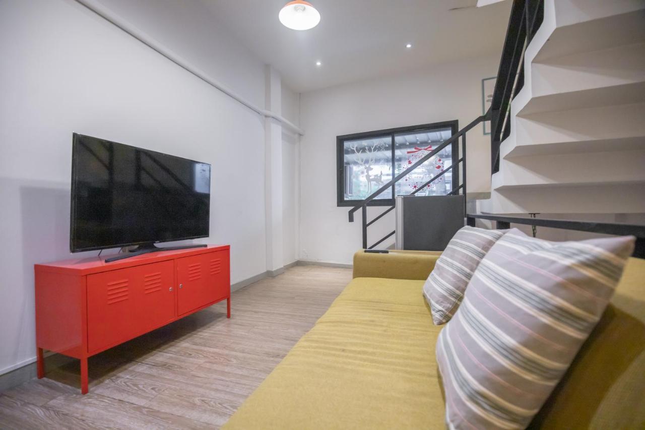 Folk Poshtel Silom Bed & Breakfast Bangkok Bagian luar foto